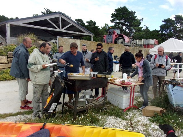 Un barbecue pour un repas convivial et créer une cohésion d'équipe pendant les rallyes nautic sport