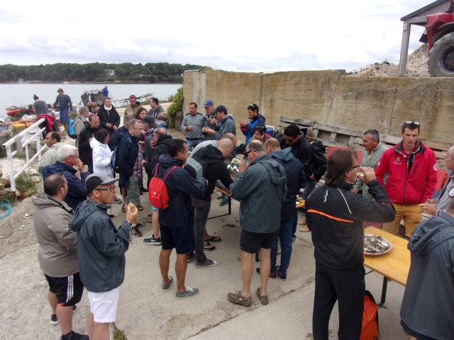 dégustation d’huîtres , bien méritées après de jeu en semi rigide organisé par nautic sport