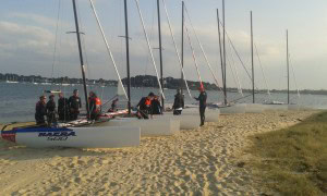 préparation des bateaux pour le raid en catamaran