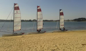 3 voiliers en escale sur une plage dans le morbihan