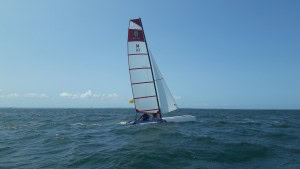 un catamaran nacra dans le golfe du morbihan