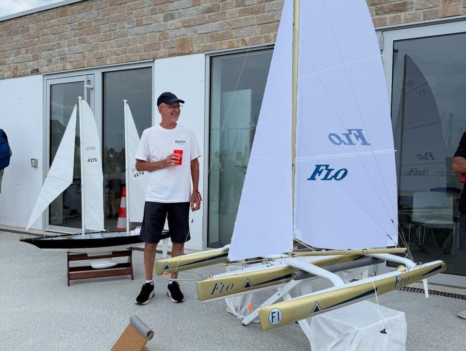 Dans nos bureaux, une pièce unique attire immédiatement l’attention : la maquette du trimaran FLO. Cette reproduction fidèle rend hommage à un bateau mythique de la course au large, entré dans l’histoire grâce à Florence Arthaud, victorieuse de la Route du Rhum en 1990